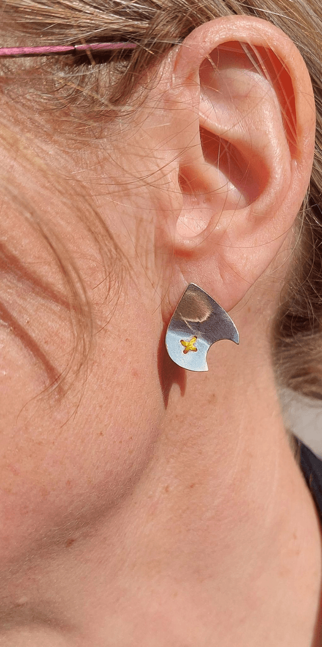 Puces d'oreille dorées Criss-Cross